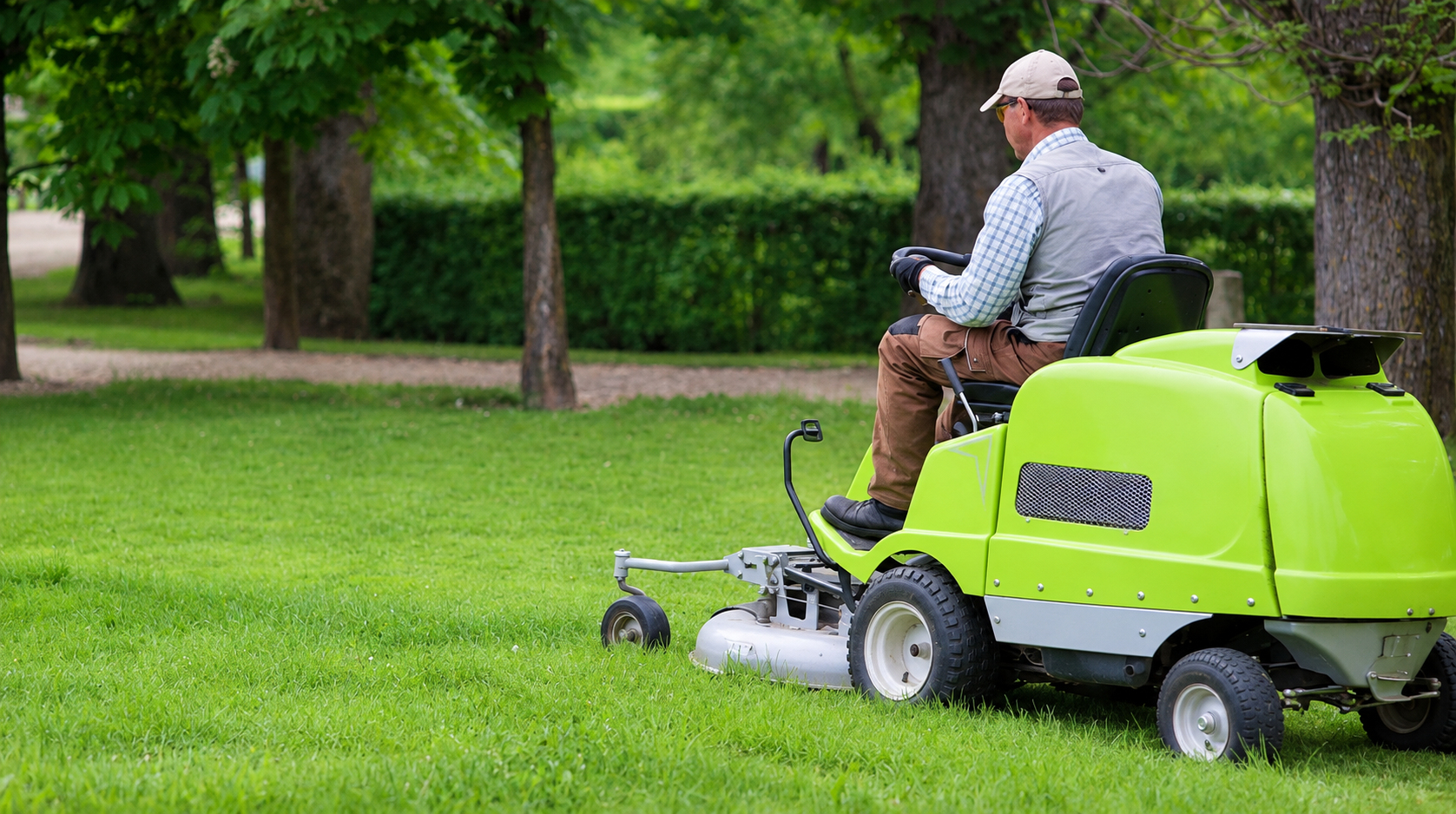 Garden and lawn maintenance by Facility Plus